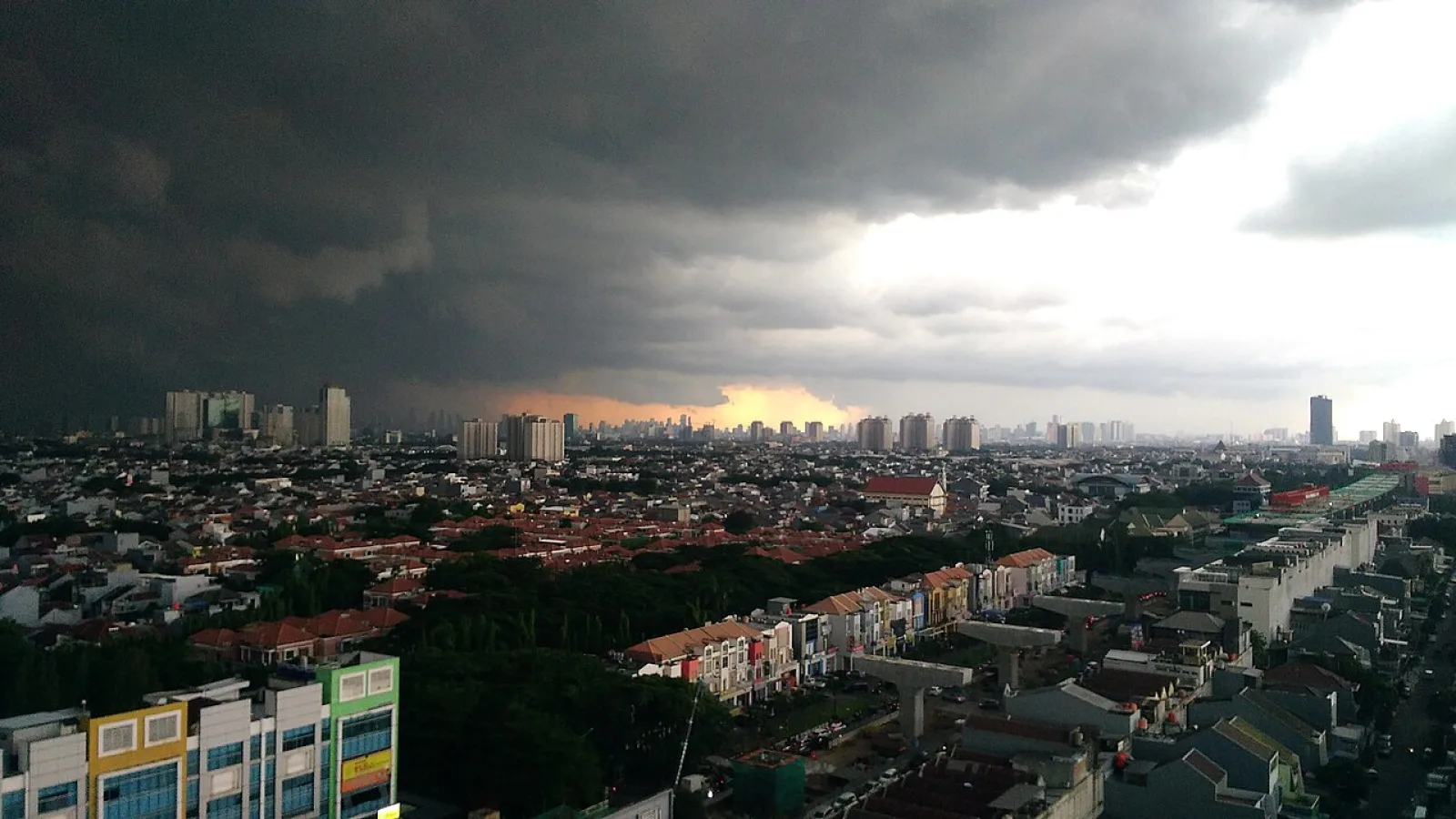 Langit mendung di atas Jakarta
